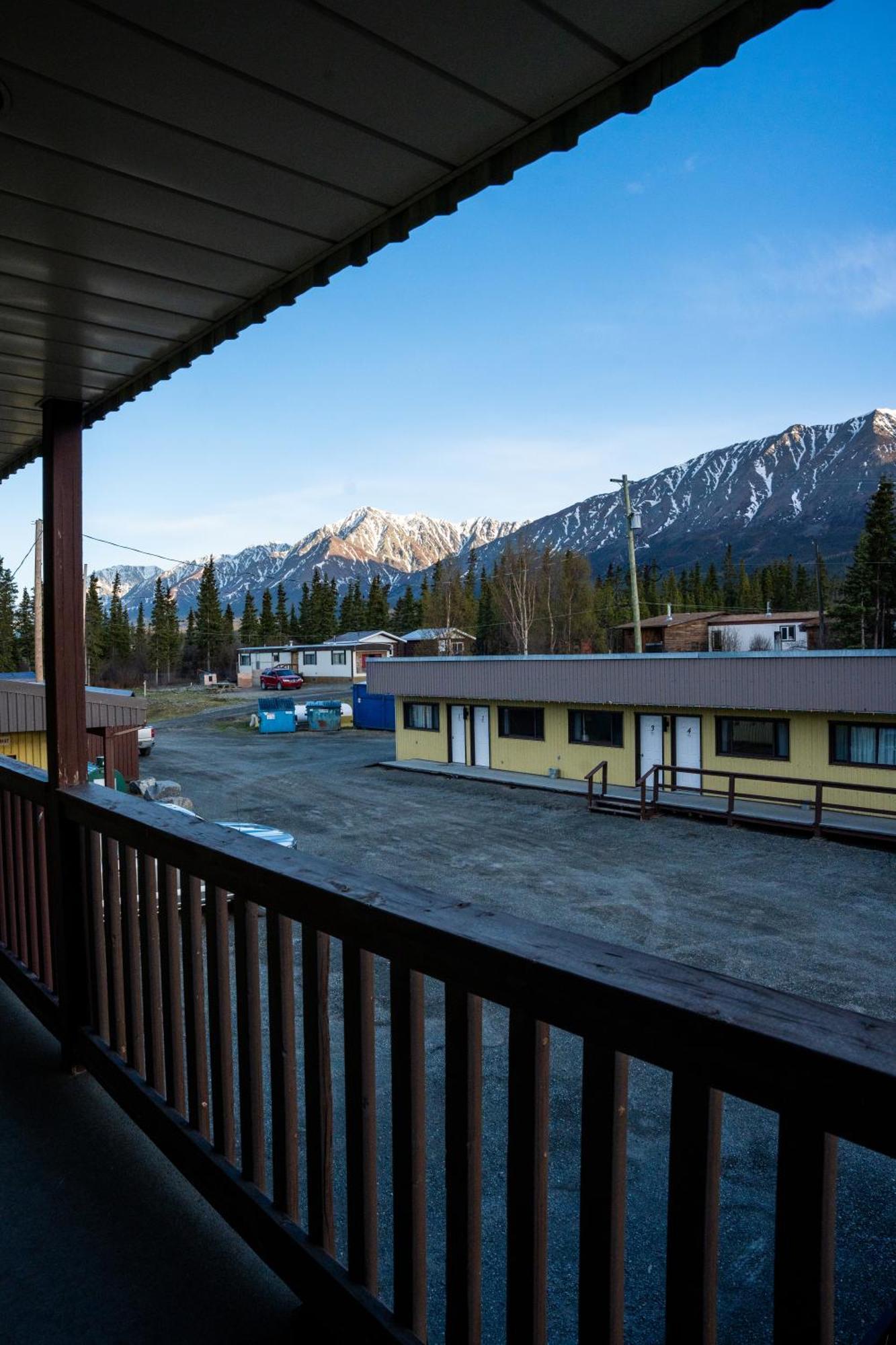 Talbot Arm Motel Destruction Bay Kültér fotó